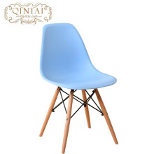 Silla escandinava barata al por mayor del estilo nórdico Silla plástica y de madera del azul bonito